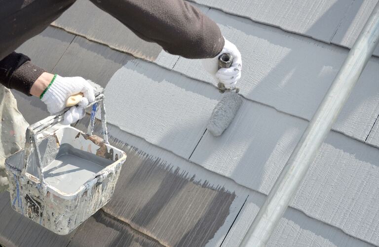 傷んだ屋根は塗装で綺麗になります | 大阪で外壁塗装なら完全自社施工で柔軟に対応するKM-Tech
